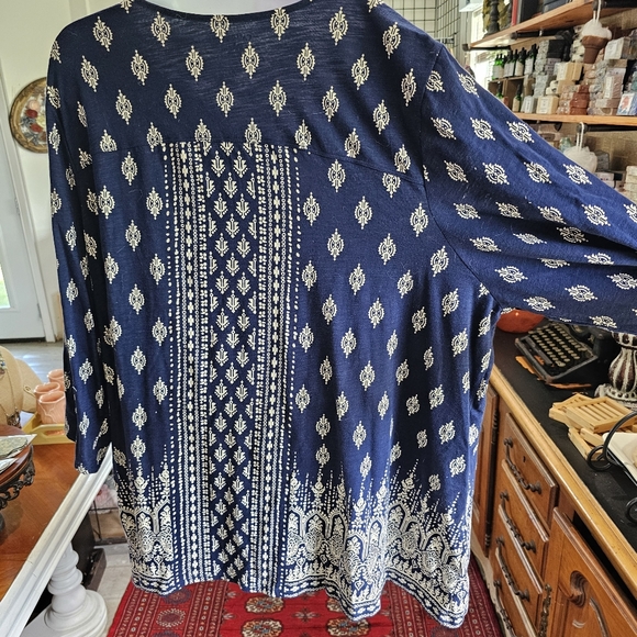 Catherines Blue Tunic Top size 3x (26-28) with white Moroccan style print. - Picture 4 of 8